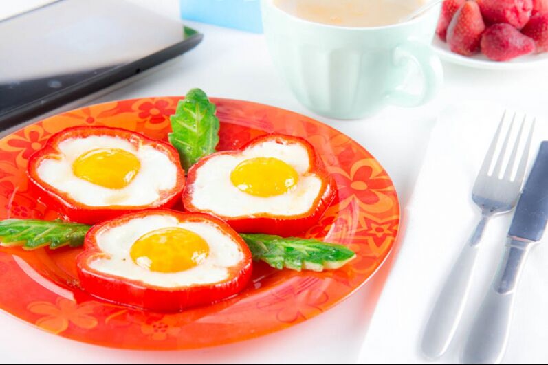 Spiegeleier in Paprika – ein deftiges Gericht auf dem Eier-Diät-Menü