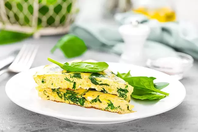 Omelette mit Kräutern bei kohlenhydratfreier Ernährung