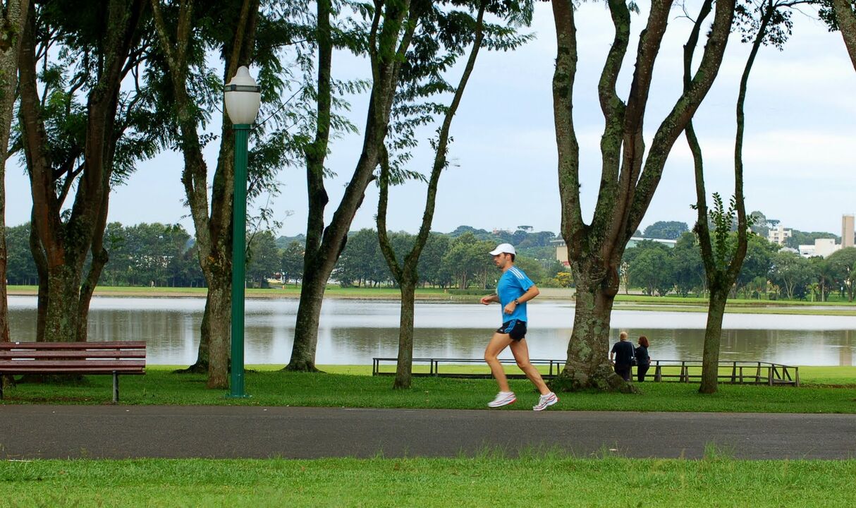 Das Laufen im Park ist einfacher als das Laufen auf Asphalt, die Hauptsache ist, die richtige Kleidung und Schuhe zu wählen